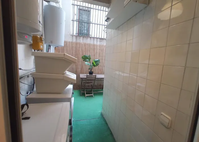 Private On Tamarit Street אכסניה *