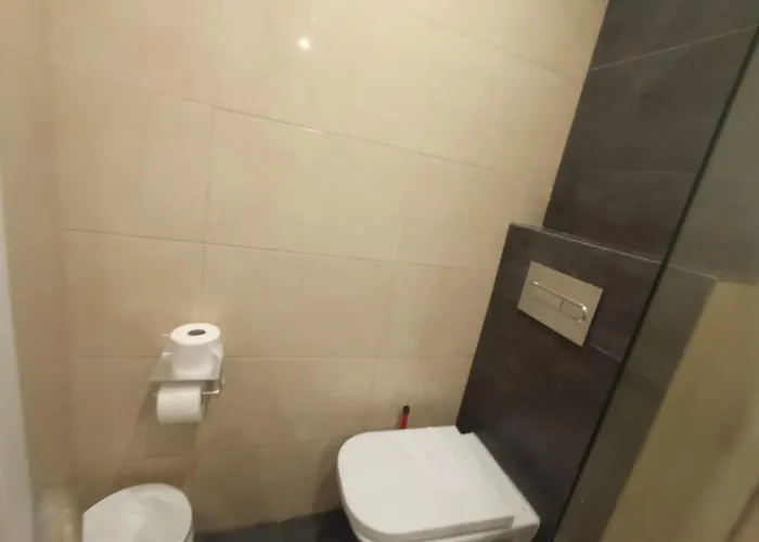 Private On Tamarit Street אכסניה *