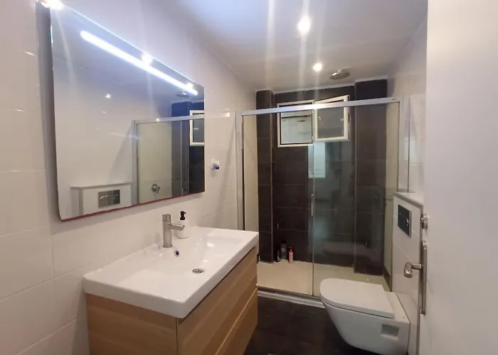 Private On Tamarit Street אכסניה ברצלונה