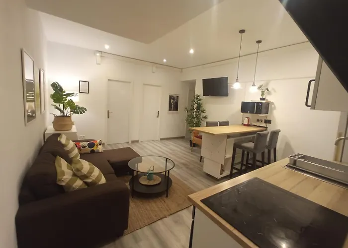 Private On Tamarit Street אכסניה